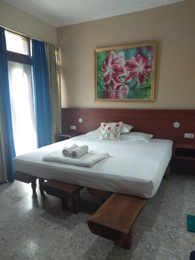 ホテル Mango House Semarang Redpartner エクステリア 写真